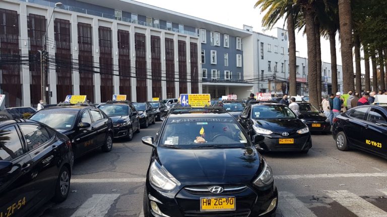 Taxis colectivos se movilizaron para exigir apoyo