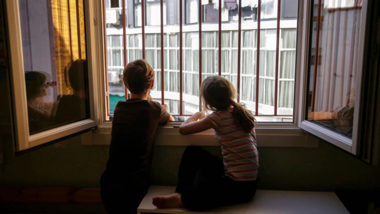 Expertos llaman a poner atención en el efecto de la pandemia en niños y adolescentes