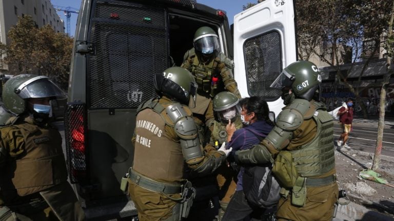 Manifestaciones en Plaza Italia: Carabineros asegura que entre detenidos había un contagiado por Coronavirus