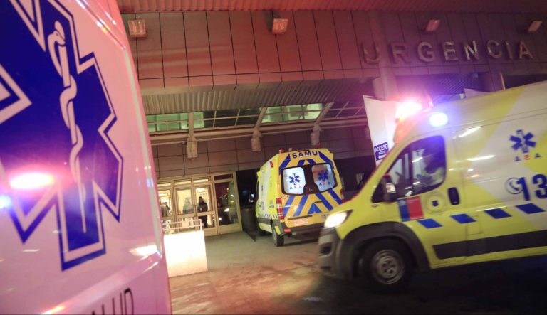 Trasladan a Santiago a adolescente hallado gravemente herido en Molina para someterse a cirugías reconstructivas