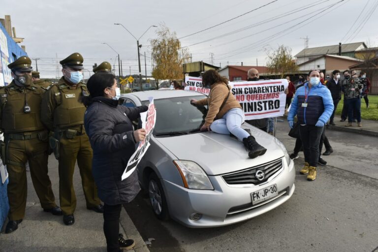 Manifestantes funan a ministro Isamit en Coronel: Exigen cuarentena y medidas más restrictivas