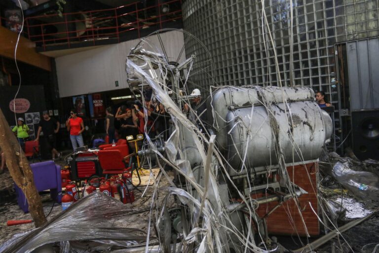 Fiscalía pide a Carabineros agilizar entrega de evidencia tras incendio del Centro Alameda