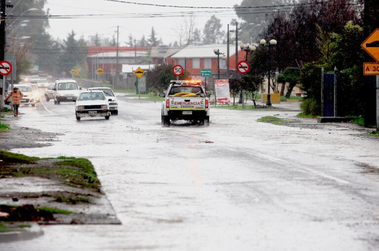 Familias damnificadas, inundaciones y canales desbordados marcaron el lunes en Curicó