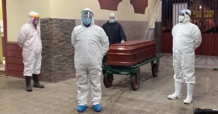 Trabajadores dedicaron emotiva despedida a solitario adulto mayor que falleció por Covid-19 en Curicó