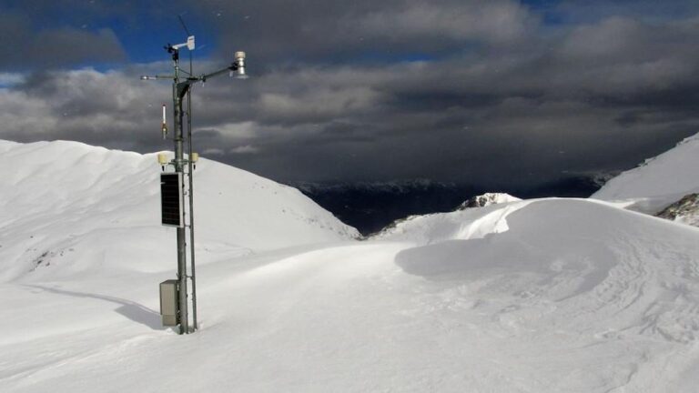 Instalan cinco aparatos medidores de nieve en cordillera curicana