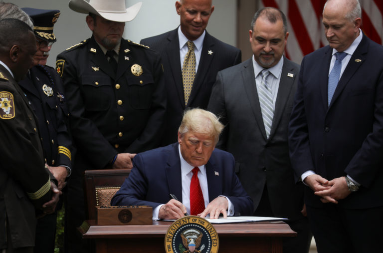 Donald Trump reforma actuación policial que prohibirá los estrangulamientos en los arrestos