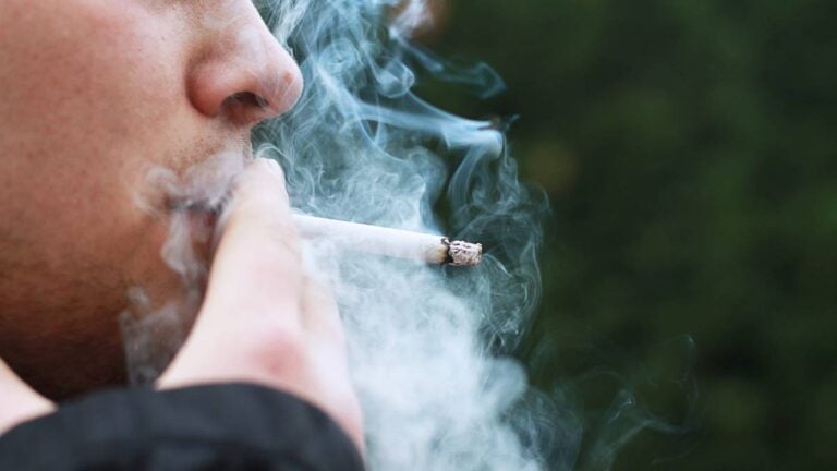 OMS busca aprovechar la pandemia del Covid-19 para que más fumadores dejen el tabaco