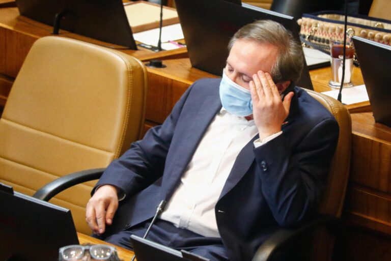 Diputado Moreira se desmaya en medio de discusión por retiro del 10% de las AFP