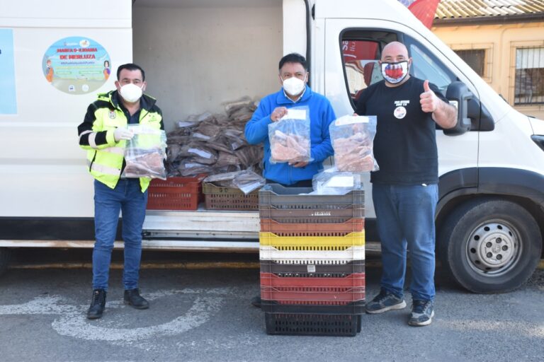 Marea Solidaria llegó con una tonelada de merluza para Sagrada Familia
