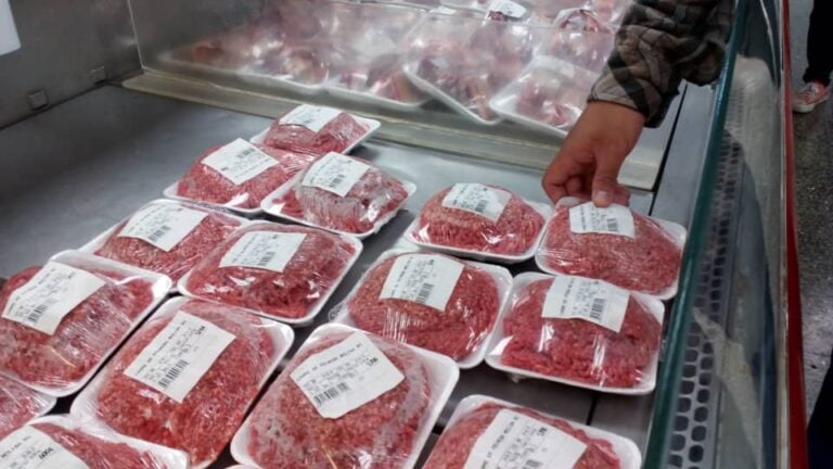 Denuncian a supermercado que marca erróneamente peso de carnes envasadas
