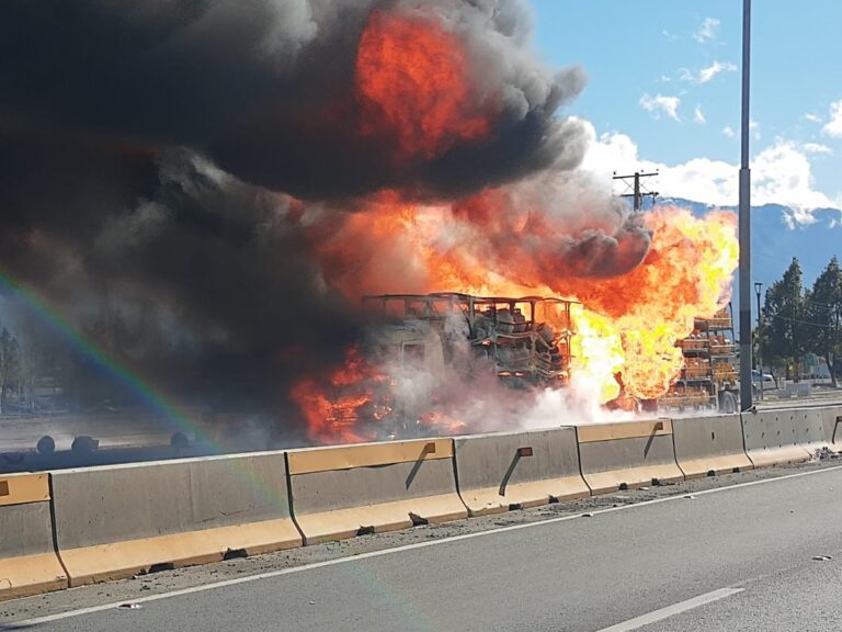 Camión de cilindros de gas se incendió en la entrada norte de Rancagua: se reportan explosiones