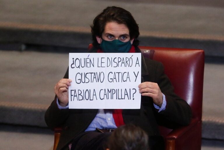 Diputado Winter alza cartel durante la Cuenta Pública por caso de Gustavo Gatica y Fabiola Campillai