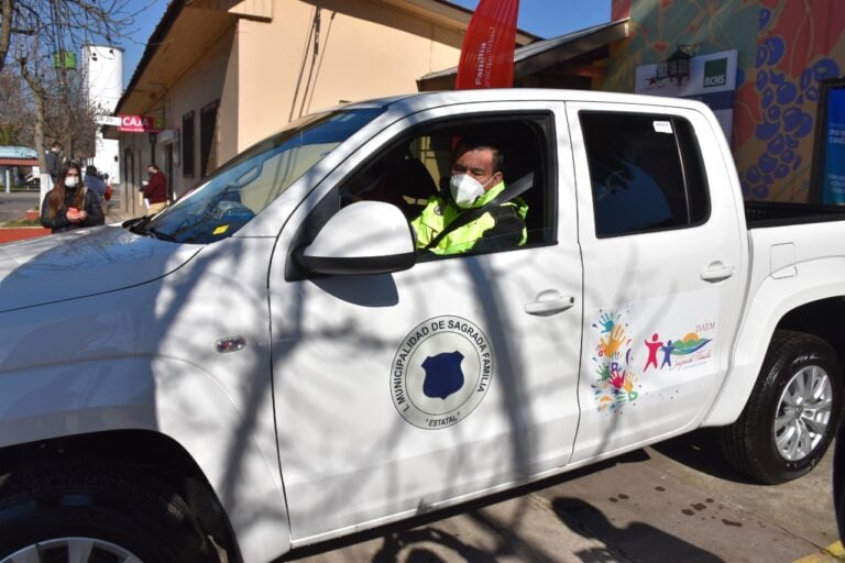 Sagrada Familia recibió moderna camioneta para su Departamento de Educación