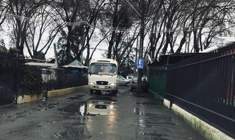 Conductores evitan control sanitario de Alameda Sur utilizando angosto pasaje de Villa las Mercedes