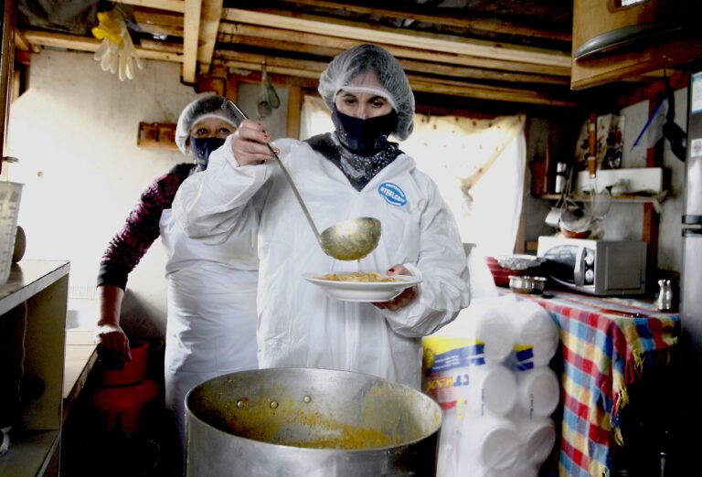 Más de 300 dirigentes sociales continúan ayudando a través de las cocinas solidarias