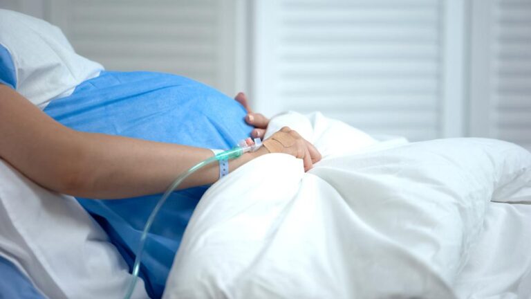 Madre con COVID-19 da a luz y fallece en Hospital de Linares: bebé no está contagiado