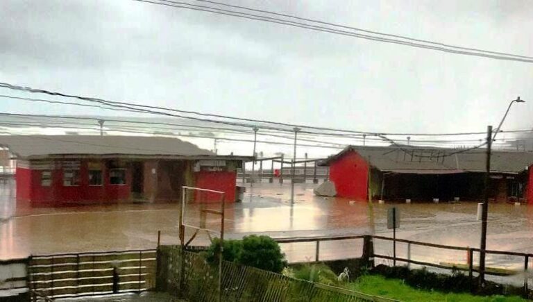 Temporal de lluvia y viento provoca anegamientos en la costa curicana