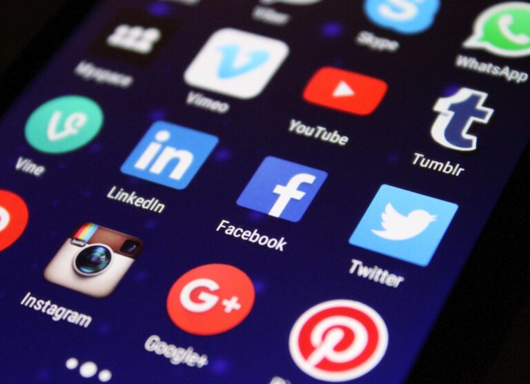 El precio que pagamos por iniciar sesión con Facebook o Google en las aplicaciones