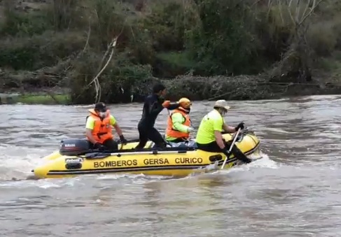 Bomberos realiza peligroso rescate de paciente aislado por crecida de estero en Rauco