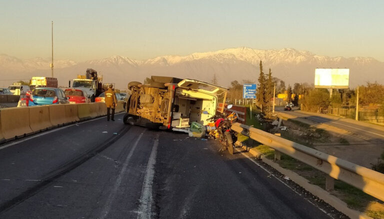 Volcamiento de ambulancia deja a tripulantes y paciente positivo de COVID-19 lesionados