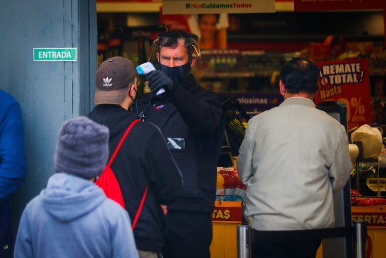 Por exigir uso de mascarilla: Apuñalan a guardia de supermercado en Concepción