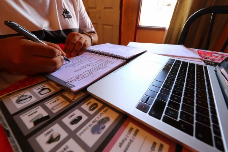 COVID-19: ¿Cómo abordar la ‘nueva enseñanza’ si la mitad de los estudiantes no tiene internet ni ordenador?