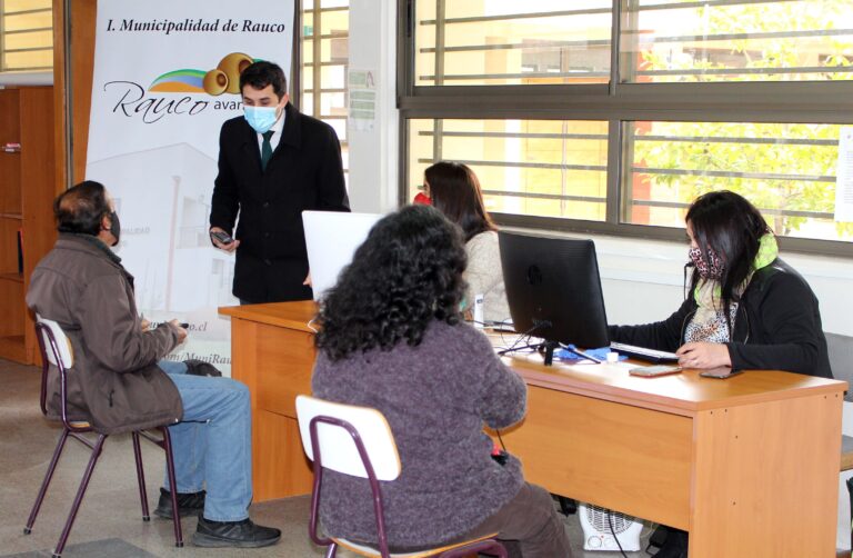 Municipio de Rauco asiste a la comunidad para retiro del 10% de fondos de pensiones