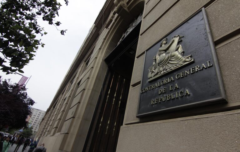 Contraloría detecta más de 25.000 funcionarios públicos que viajaron estando con licencia médica