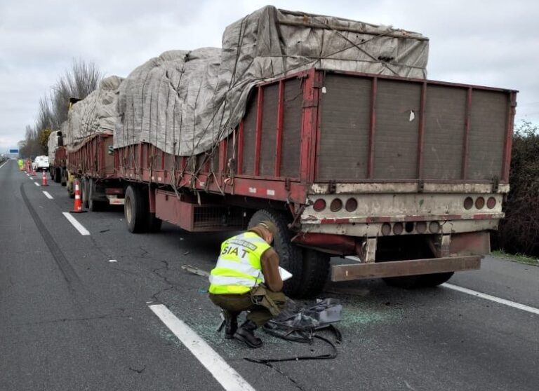 Niña de 12 años falleció en choque de automóvil con camión parado en carretera