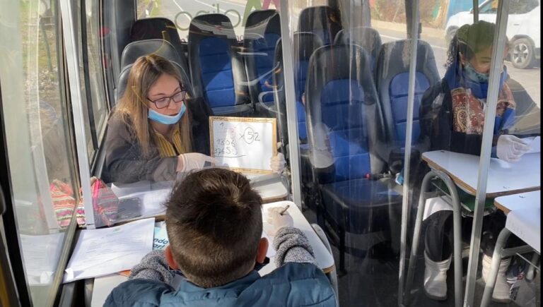 Bus educativo de Molina comenzó a impartir clases en sectores rurales de la comuna