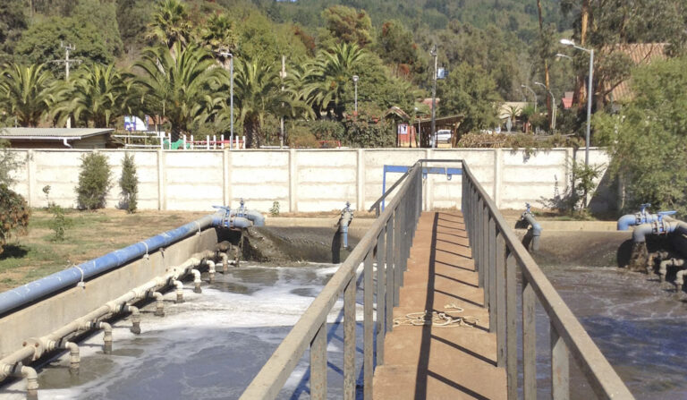 Alcalde de Vichuquén respondió a infracciones en Planta de Tratamiento de Aguas en Llico