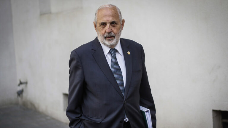 Fiscal Jorge Abbott abre siete causas penales contra camioneros que bloquearon rutas