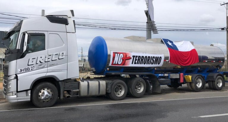 Tres camioneros fueron detenidos en Curicó por quema de neumáticos y desórdenes públicos