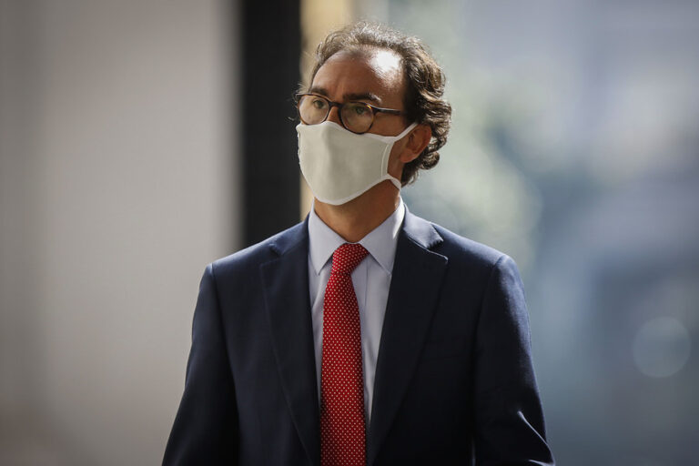 Ministro Figueroa por alcaldes que plantean cierre del año escolar: