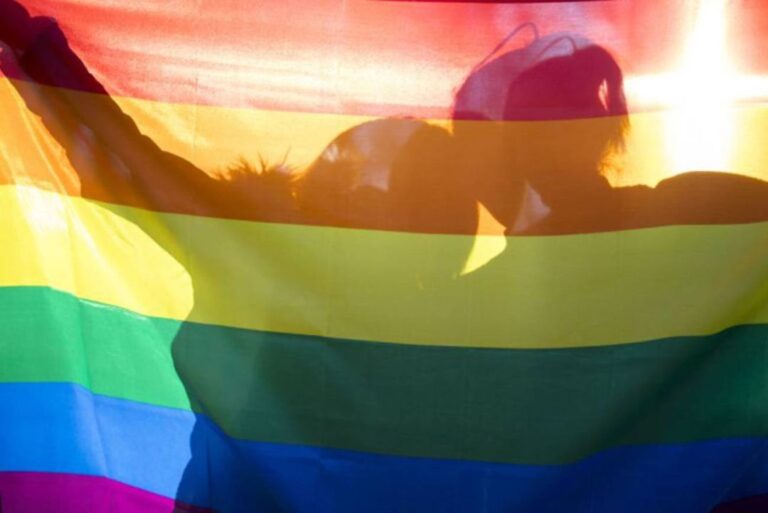 Pareja denunció por lesbofobia a arrendatario con quien comparten una casa en Talca