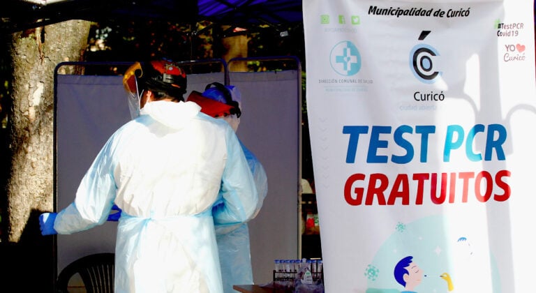 Departamento de Salud Municipal de Curicó realizó testeo PCR en Plaza de Armas