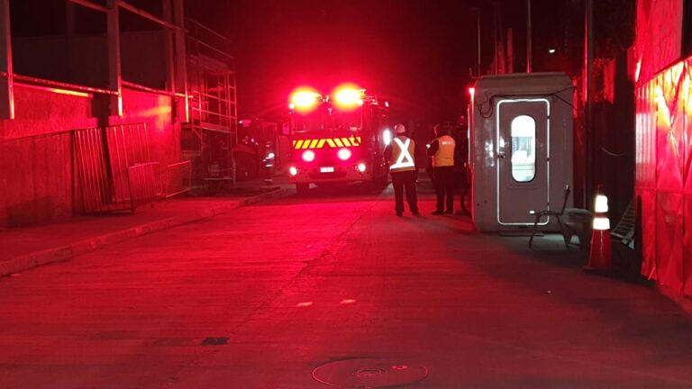 Incendio afectó a maquinaria pesada dentro de obras del nuevo Hospital de Curicó