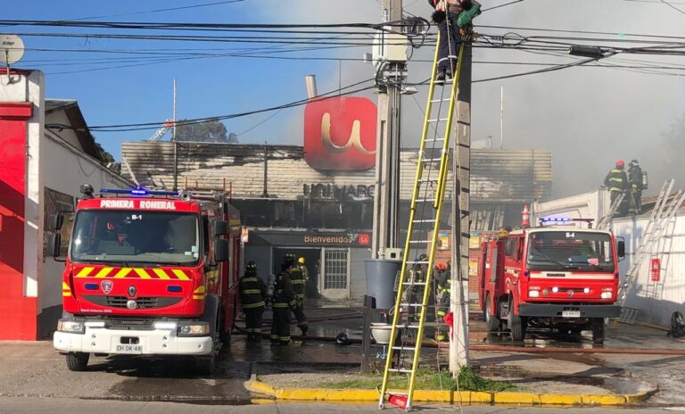 Incendio destruyó sucursal de supermercado Unimarc en Teno