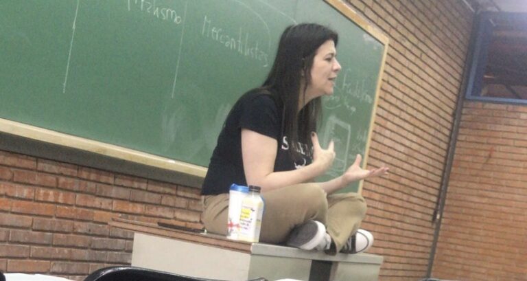Profesora universitaria de 46 años con COVID-19 murió mientras daba una clase virtual en Argentina