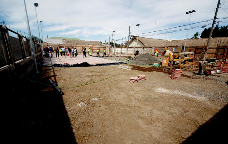 Retoman obras en recintos deportivos de poblaciones Curicó y Sol de Septiembre