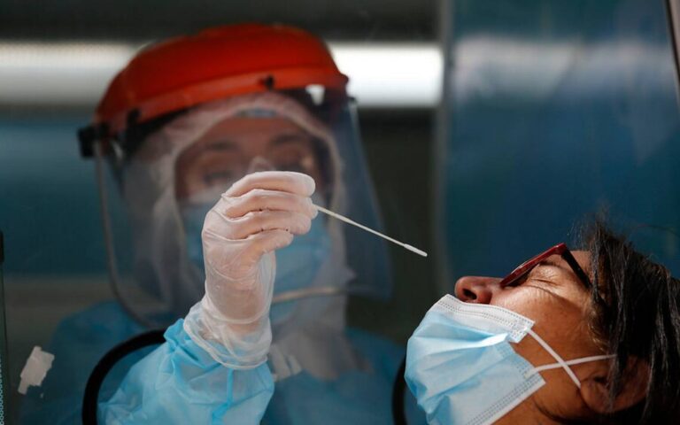 Funcionarios de la salud municipal de Curicó están en paro indefinido