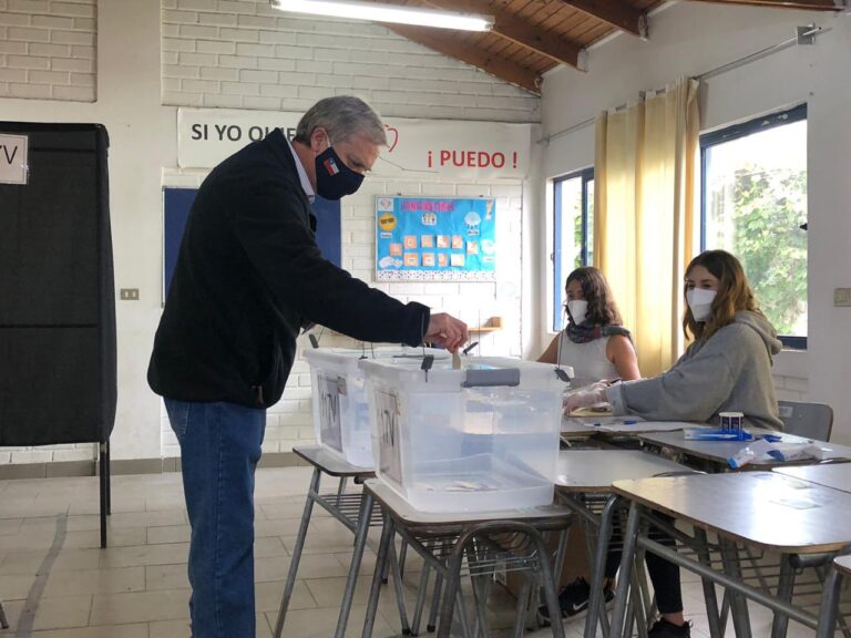 José Antonio Kast votó e invitó a