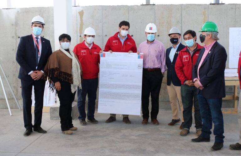 Ministro de Obras Públicas visitó obras de polideportivo en Teno