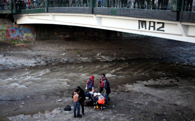 Carabineros reconoce que funcionario que empujó a joven en río Mapocho ya fue identificado
