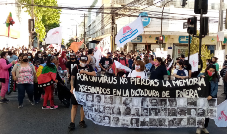 Cientos de personas se manifiestan en Curicó en conmemoración al inicio del estallido social