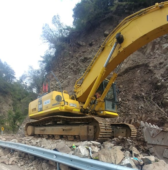 Vialidad y Municipio de Romeral retiraron rodado que cayó en camino a Los Queñes