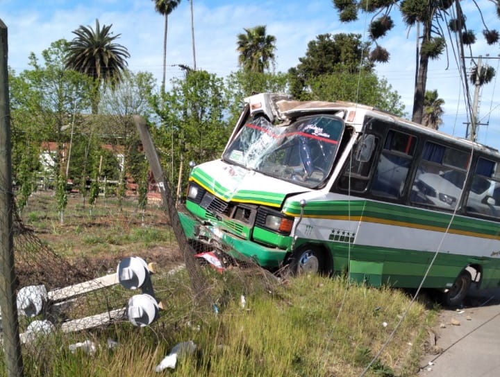 Microbús con trabajadores de temporada colisionó en Romeral