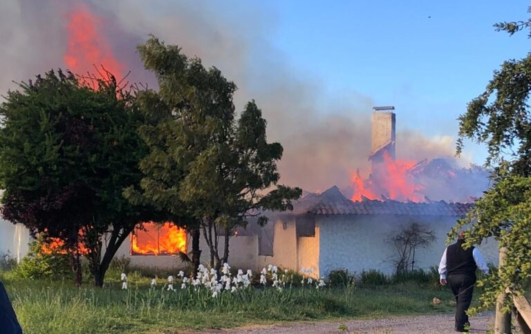 Incendio destruyó casa de ex alcalde de Teno