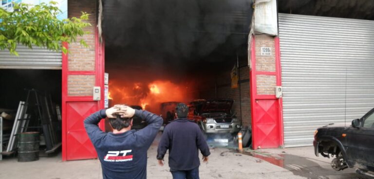 Incendio destruyó taller mecánico en sector Colón de Curicó y dejó millonarias pérdidas materiales