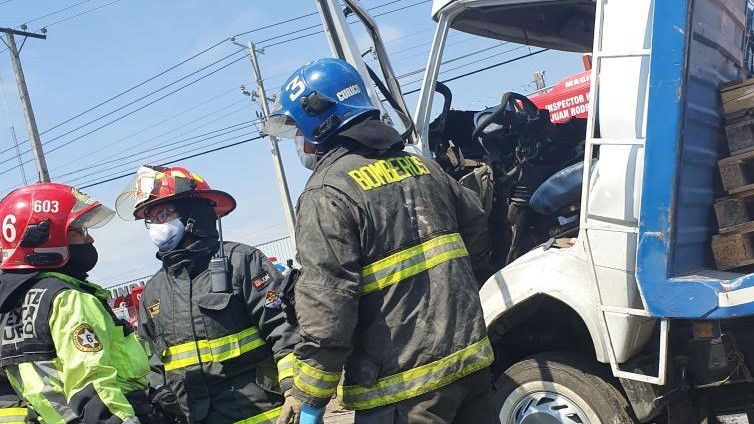 Una víctima fatal deja colisión de camiones en ruta 5 sur frente a Curicó